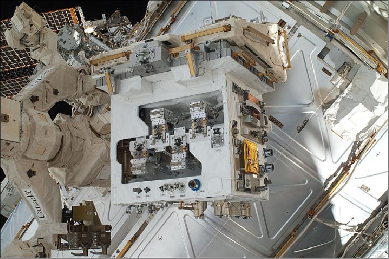 Figure 5: Illustration of the NASA designed RRM module (center) and the Dextre robot (left), image credit: NASA 9)