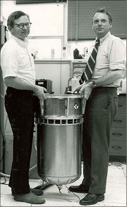Figure 21: The GP-A payload of 1976, flown in a highly elliptic single orbit to measure the ‘gravitational redshift' of Einstein's Theory of General Relativity more accurately than ever before, seen with its designers Robert Vessot and Martin Levine of the Smithsonian Astrophysical Observatory. The experiment compared a hydrogen maser clock on Earth with its replica in space as it ascended to about 10 000 km, and confirmed theoretical expectations to an accuracy of 0.02% (image credit: NASA, ESA) 42)