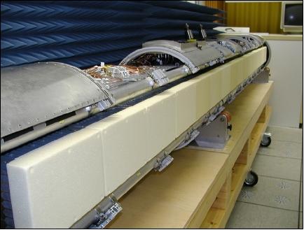 Figure 10: Photo of the pod showing the subarrays arranged in a linear array for SAR/GMTI radar imaging (image credit: FGAN/FHR, Ref. 16)