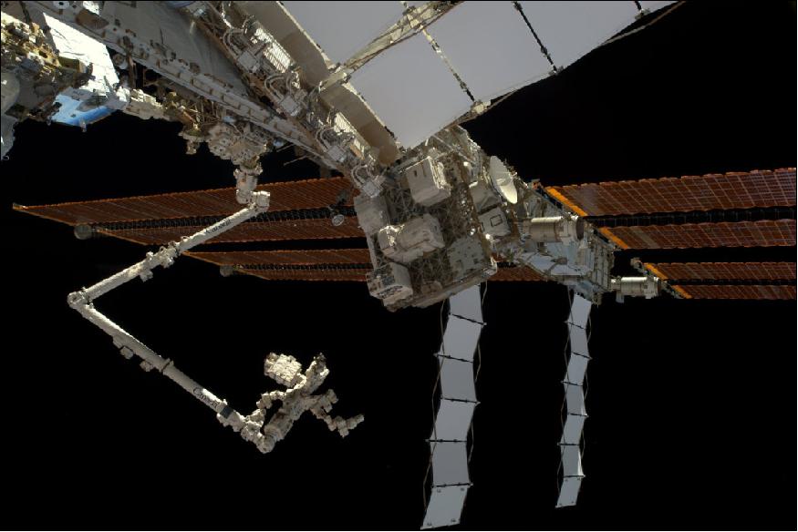 Figure 24: Station solar panels and batteries (image credit: ESA/NASA)