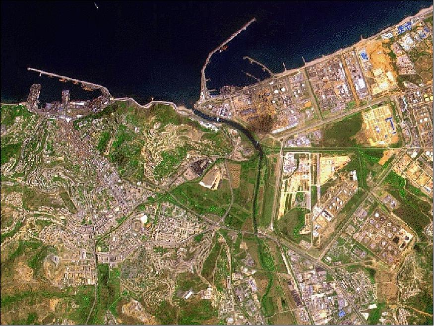 Figure 9: Global view of the town of Skikda with industrial zone observed with AlSat-2A at a resolution of 2.5 m (image credit: CNTS, ASAL) 25)