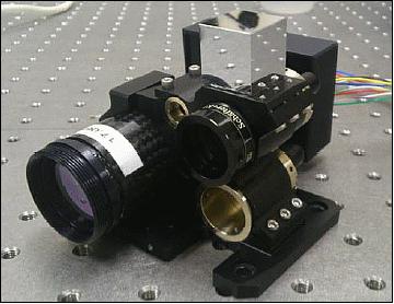 Figure 25: Photo of the OSIRIS optical bench with the tracking sensor mounted onto the carbon-fiber-tube (left) and two adjustable transmitter collimators (right), image credit: DLR
