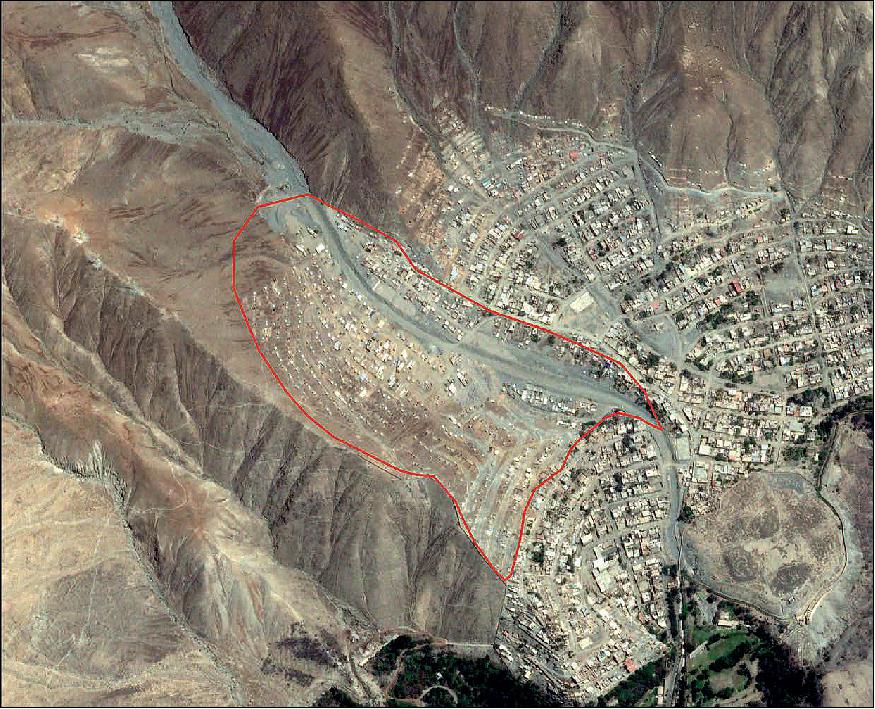 Figure 6: This image, shows the urban expansion zones between a CBERS (2009) image and one from PerúSAT-1 (2017). The red lines mark the new expansion zones; these establishments are located in riverbeds representing a risk of disaster (image credit: CNOIS, CONIDA)