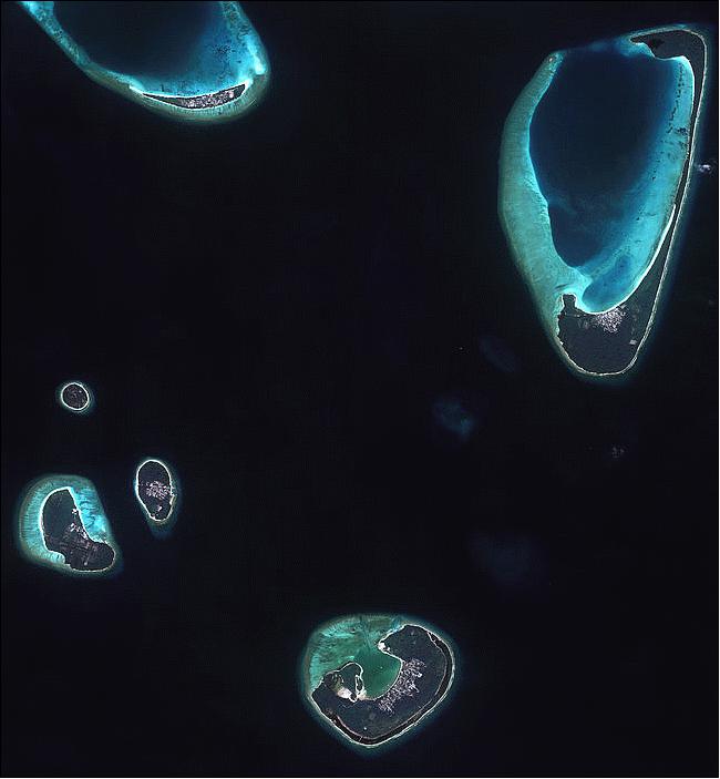 Figure 15: The islands of the Haa Alif Atoll in the northern Maldives of the Indian Ocean, observed from KOMPSAT-2 (image credit: KARI, ESA)