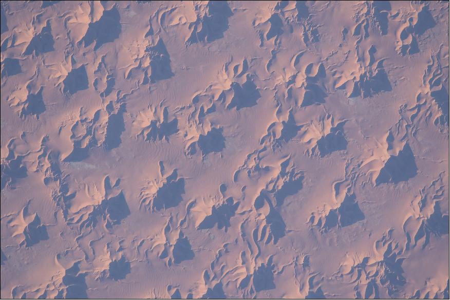 Figure 94: Astronaut photo of individual, well-developed star dunes taken just 20 seconds after the image of Figure 93 on Feb. 26, 2016 in the Sahara Desert of Algeria (image credit: NASA Earth Observatory) 87)
