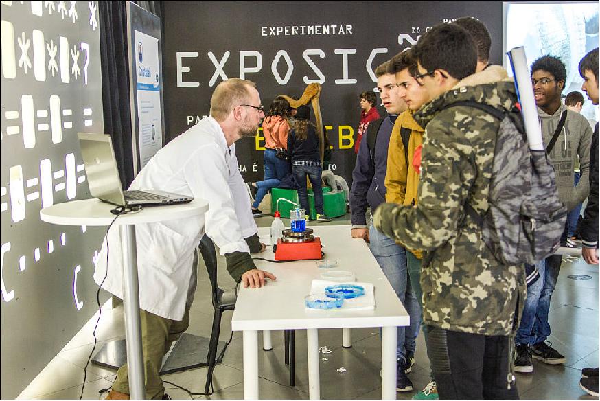 Figure 68: Portuguese students learning about Thomas's ISS experiments (image credit: ESERO Portugal)