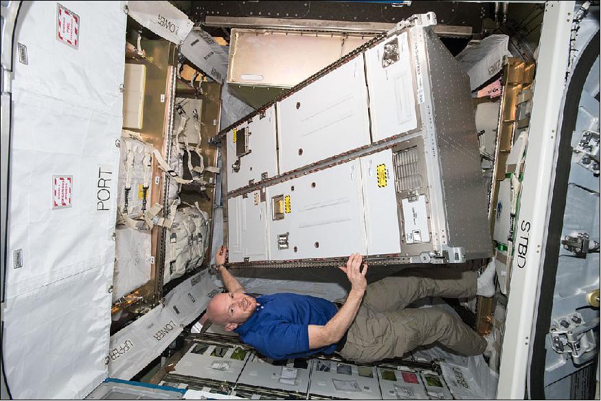 Figure 31: Photo of Alexander trying to move the ACLS facility in weightlessness into its designated place (image credit: ESA/NASA)