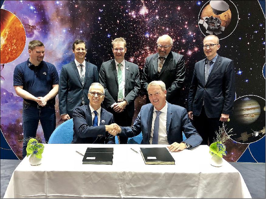 Figure 7: OHB Management Board member Guy Perez and Peter Kapell, CFO of Tesat-Spacecom, signing the contract at the IAC (front from left), image credit OHB