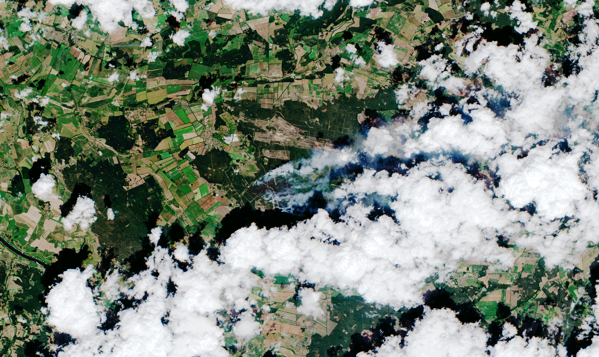 Figure 23: This animation was captured by the Copernicus Sentinel-2 mission, with a resolution of up to 10 m, on 1 July at 10:20 GMT (12:20 CEST). The true-color image shows the smoke emerging from the training site, while the other image was processed using the shortwave infrared which allows for a better view of the blaze under the smoke – which can be seen in bright orange (image credit: ESA, the image contains modified Copernicus Sentinel data (2019), processed by ESA, CC BY-SA 3.0 IGO)