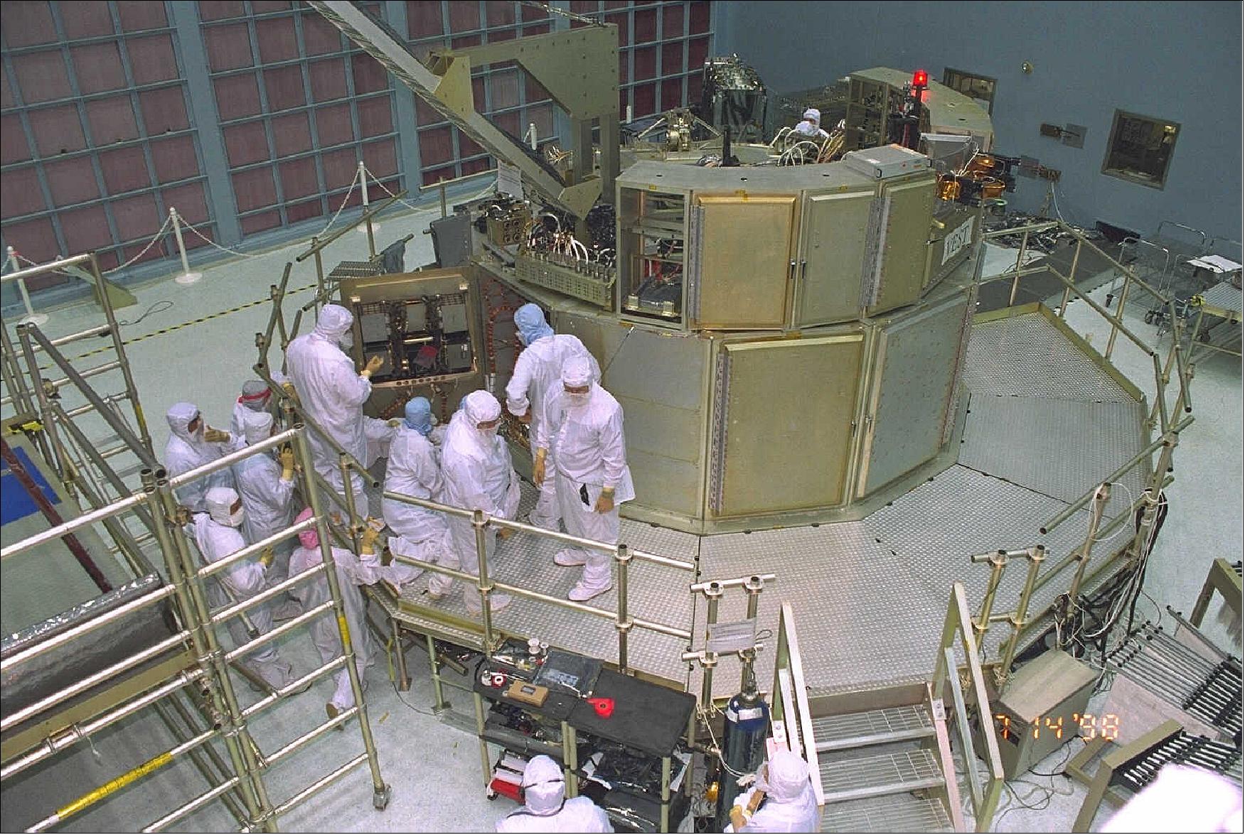 Figure 77: Astronauts underwent training at NASA’s Goddard Space Flight Center in Greenbelt, Maryland, prior to each of the HST servicing missions. In this image the Servicing Mission 3A (December 1999) astronauts are seen receiving instruction from Hubble project personnel on various spacecraft subsystems. At the time, the VEST main structure was located in Goddard’s large building 29 clean room (image credit: NASA)