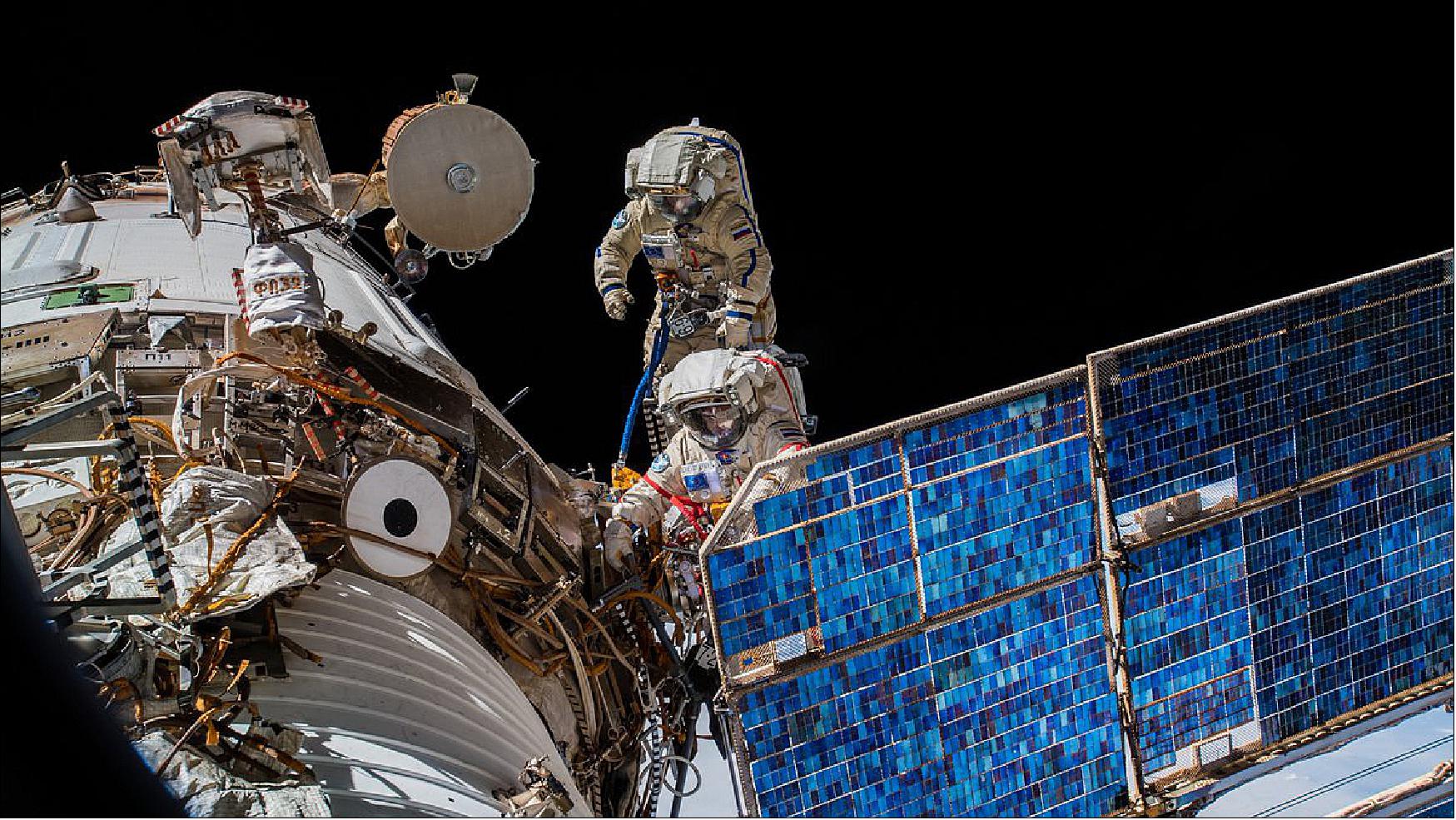 Figure 19: Installation of the ICARUS antenna assembly by the cosmonauts Sergei Prokopyev and Oleg Artemyev on the Zvezda module of the ISS (image credit: Roscosmos, DLR)