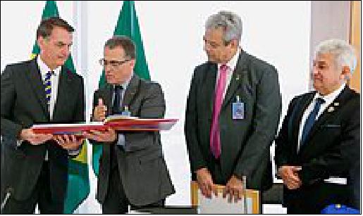 Figure 3: INPE director Darcton Damião presented Bolsonaro with an image of the municipality of Resende (RJ). The Institute's Earth Observation coordinator, Lubia Vinhas, delivered a high-resolution image of Brasília - in medium resolution - and a specific one from the airport area of the federal capital (image credit: INPE)