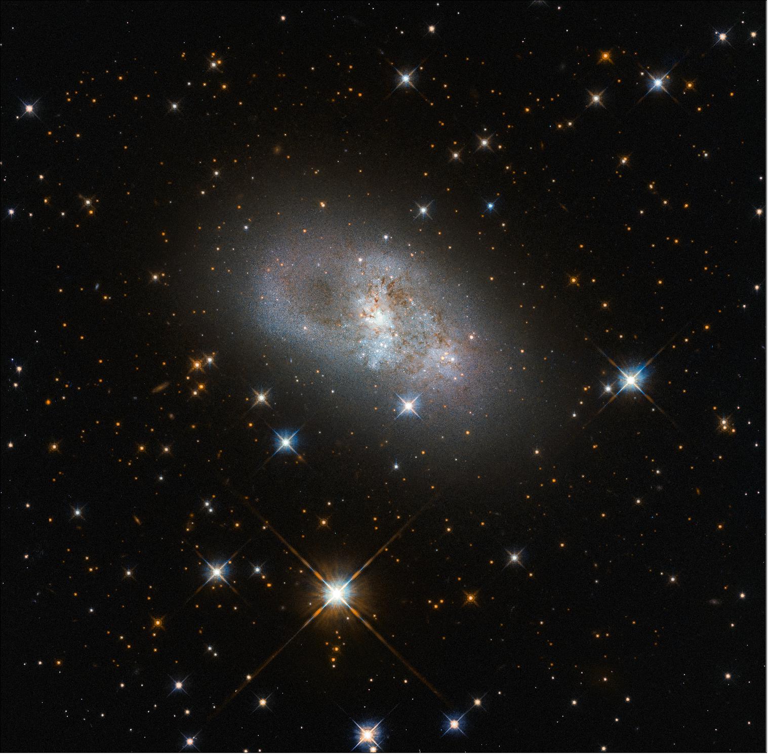 Figure 14: This image from the NASA/ESA Hubble Space Telescope shows IC 4653, a galaxy just above 80 million light-years from Earth. That may sound like quite a distance, but it’s not that far on a cosmic scale. At these kinds of distances, the types and structures of the objects we see are similar to those in our local area [image credit: ESA/Hubble & NASA, D. Rosario (CEA, Durham University) (CC BY 4.0)]