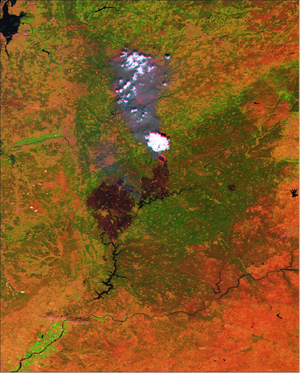 Figure 36: A forest fire in Portugal's Pedrógão Grande region, showing burnt scars, smoke plumes and hotspots (seen in red). This 100 m-resolution image was acquired on Tuesday 20 June 2017 by ESA's PROBA-V satellite (image credit: ESA/BELSPO produced by VITO)