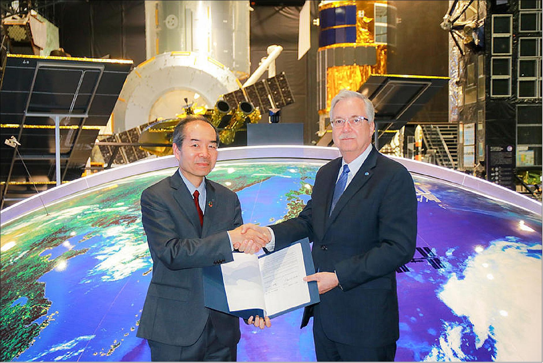 Figure 16: Imai Ryoichi, JAXA Vice President (left) and Daniel Gustafson, FAO’s Deputy Director-General (right) have signed the Memorandum of Understanding on January 23, 2020. The partnership adds powerful L-band radar data to FAO’s geospatial toolkit to monitor forests around the world (image credit: JAXA)