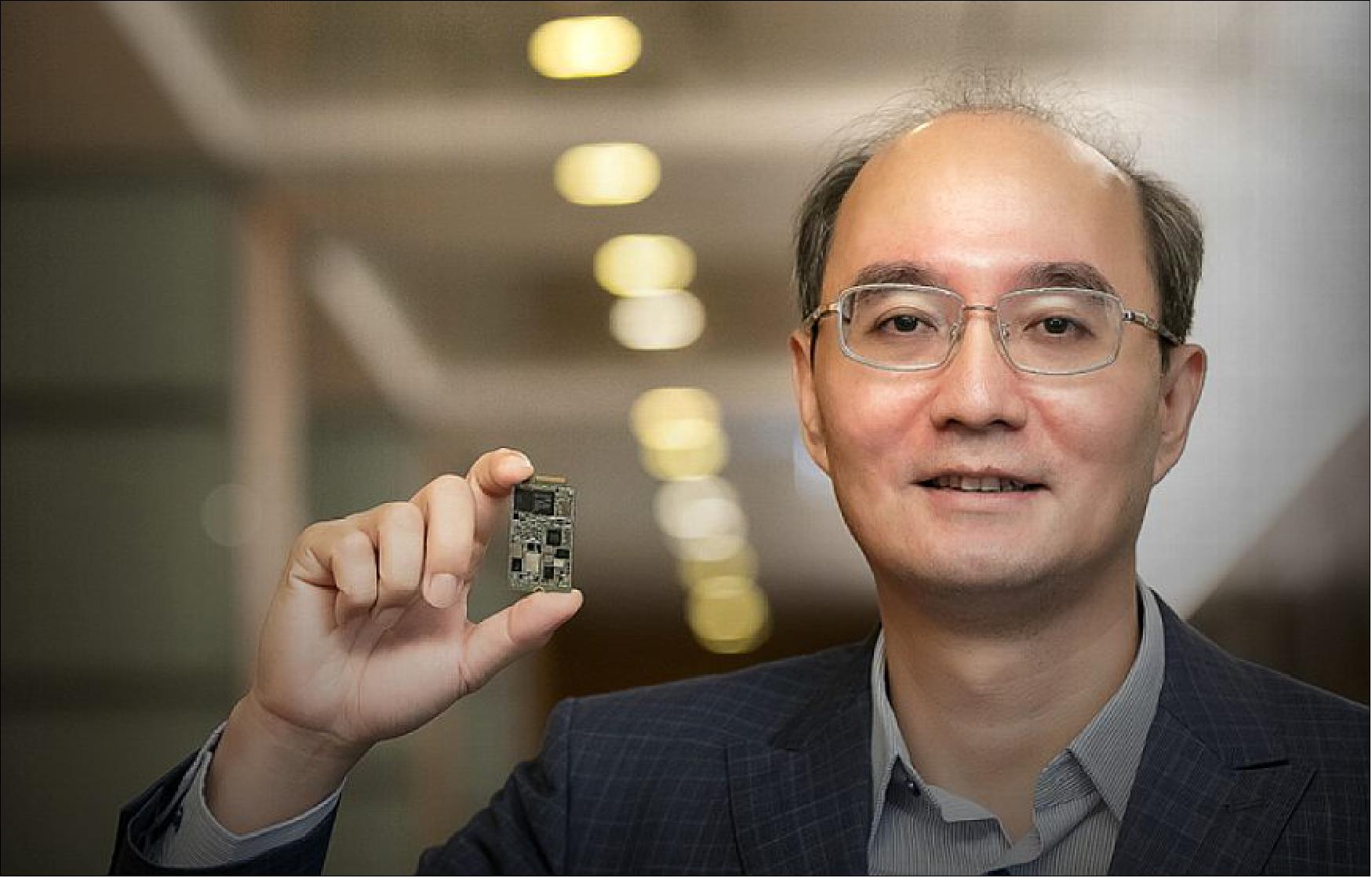Figure 16: MediaTek President Joe Chen with the reference designs for the company’s T700 5G data card solution for PCs (image credit: MediaTek)