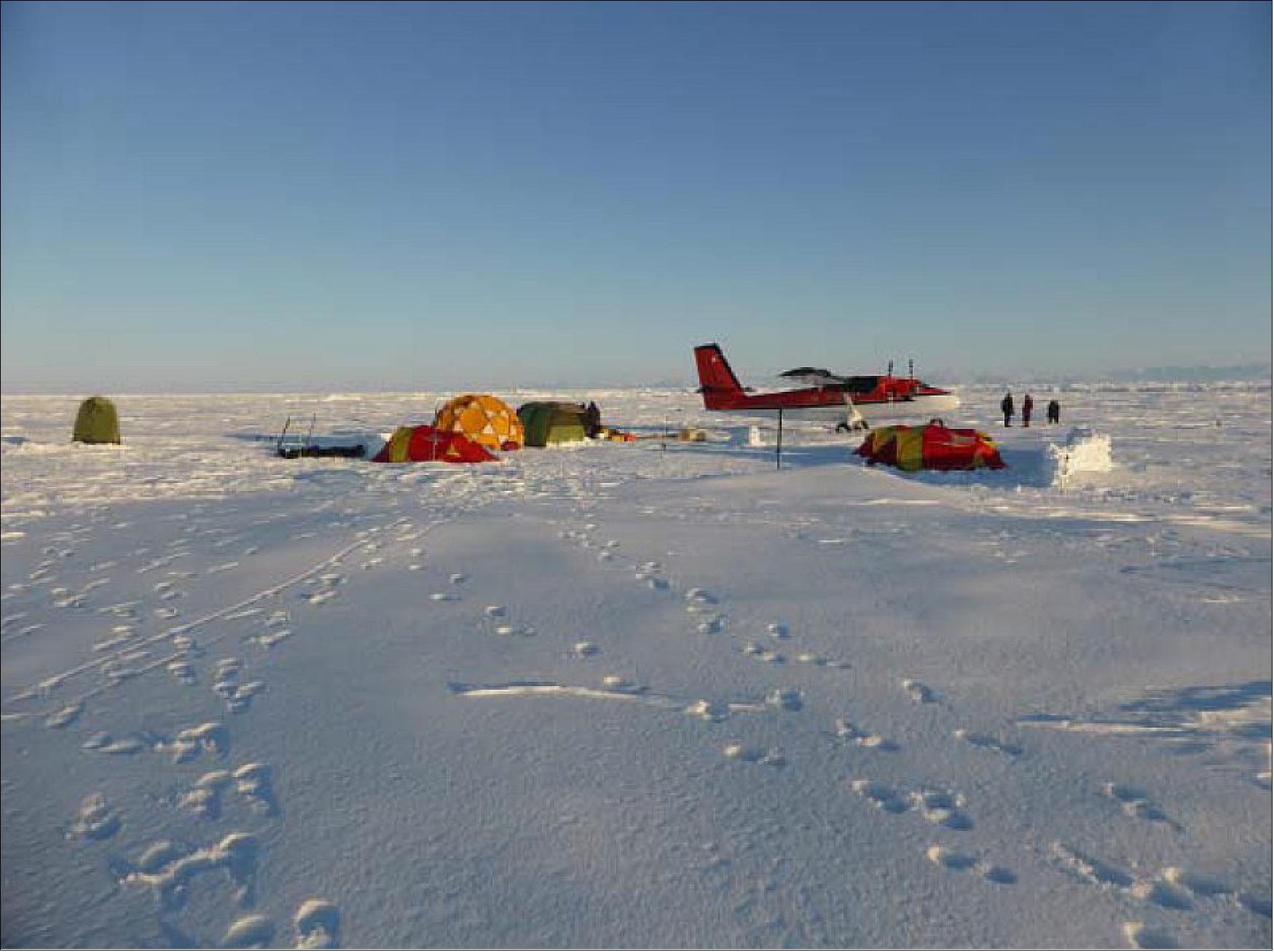 Figure 25: CryoVEx 2014 main camp north of Greenland (image credit: YU)