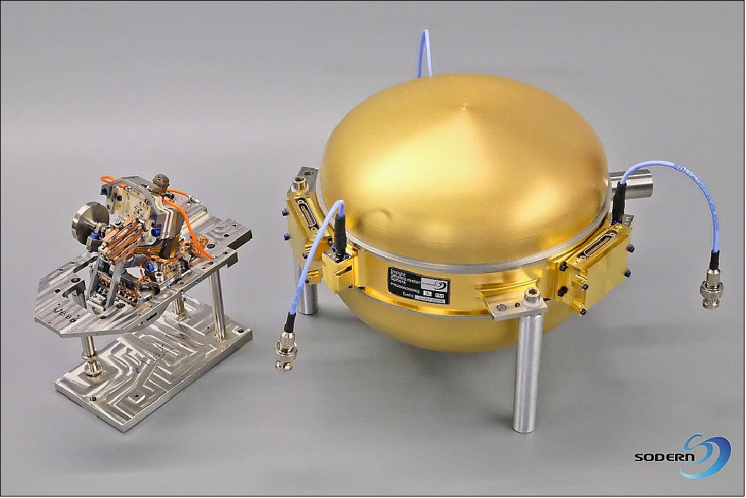 Figure 61: A VBB pendulum beside the evacuated sphere that houses it (image credit: IPGP/Sodern/CNES)
