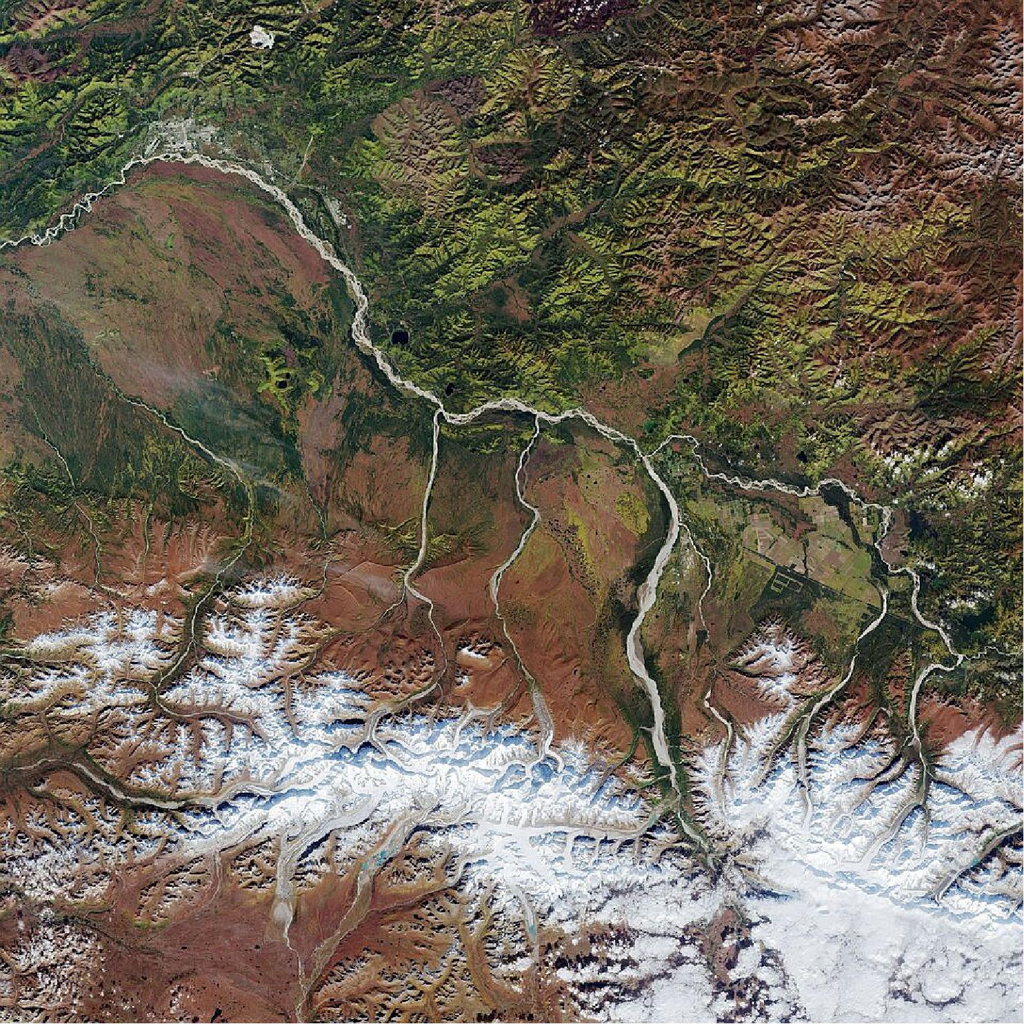 Figure 2: Visible in the top-left corner of the image, Fairbanks is located in the central Tanana Valley, straddling the Chena River near its confluence with the Tanana River – a 940 km tributary of the Yukon River. Dominating this week’s image, the Tanana River’s name is an Athabascan word meaning ‘river trail’. Many low streams and rivers flow into the Tanana River. This image, captured on 11 September 2021, is also featured on the Earth from Space video program (image credit: