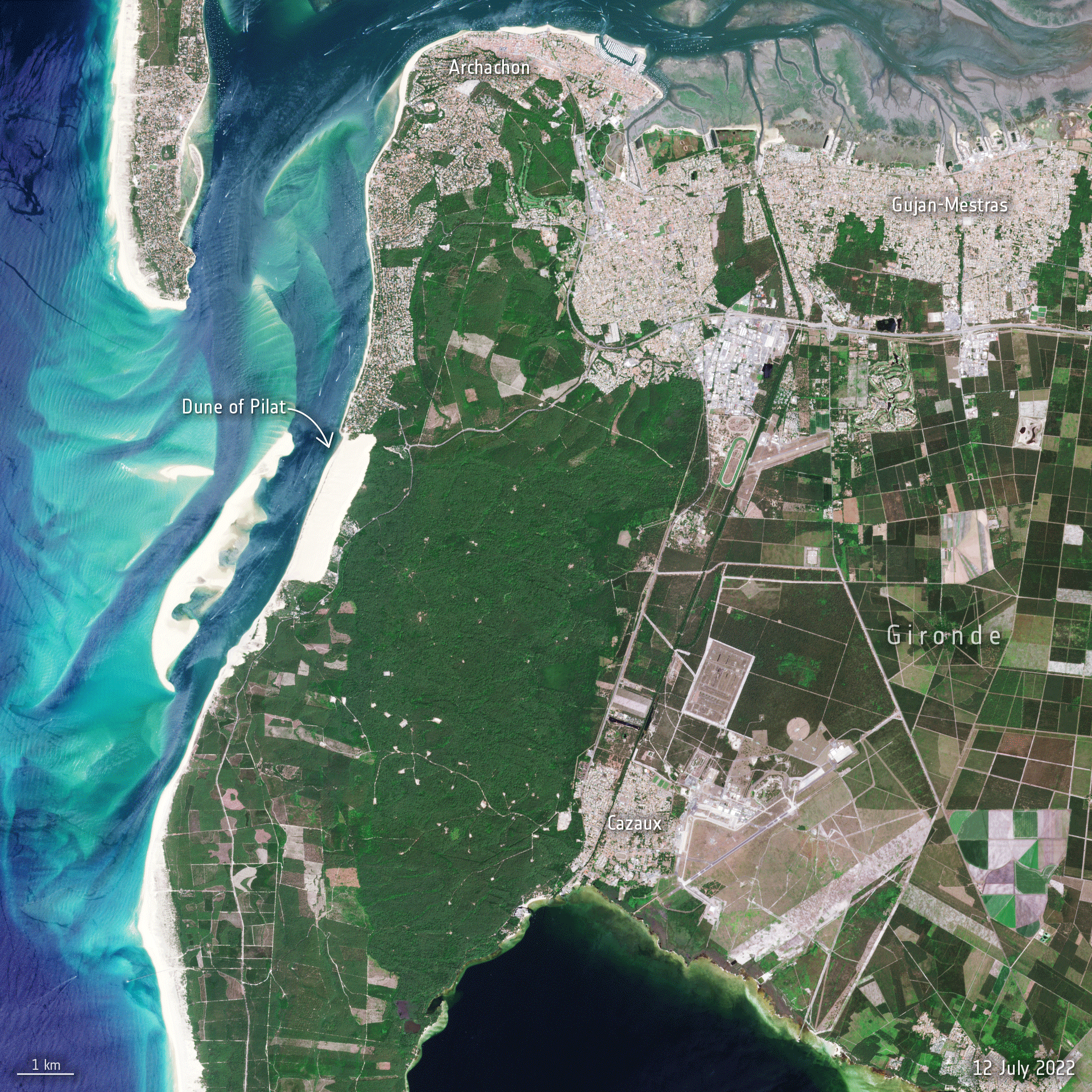 Figure 14: Wildfires in southwest France. The animation shows the extent of the fire scar a little further west near the town of Cazaux. Using data from the Copernicus Sentinel-2 mission, it shows fires and burn scars near the town of Cazaux in the southern Gironde region in France. The animation comprises images acquired on 12 July before the fires broke out and images acquired on 17 July when the fires were active (image credit: ESA, the image contains modified Copernicus Sentinel data (2022), processed by ESA, CC BY-SA 3.0 IGO)