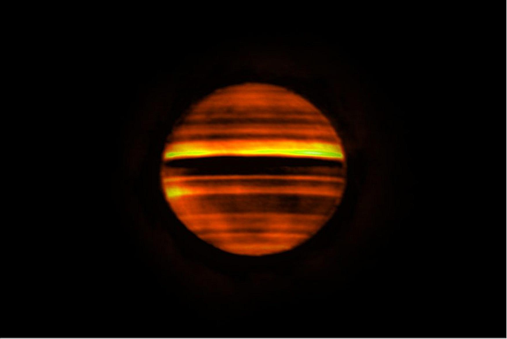 Figure 87: Radio image of Jupiter made with ALMA. Bright bands indicate high temperatures and dark bands low temperatures. The dark bands correspond to the zones on Jupiter, which are often white at visible wavelengths. The bright bands correspond to the brown belts on the planet. This image contains over 10 hours of data, so fine details are smeared by the planet’s rotation (image credit: ALMA (ESO/NAOJ/NRAO), I. de Pater et al.; NRAO/AUI NSF, S. Dagnello)