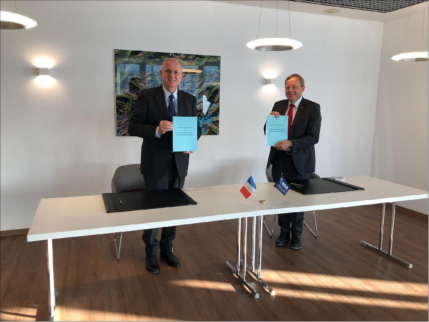 Figure 104: The ESERO France contract was signed on 23 June 2020. From left to right: CNES President Jean-Yves Le Gall and ESA Director General Jan Wörner (image credit: ESA)