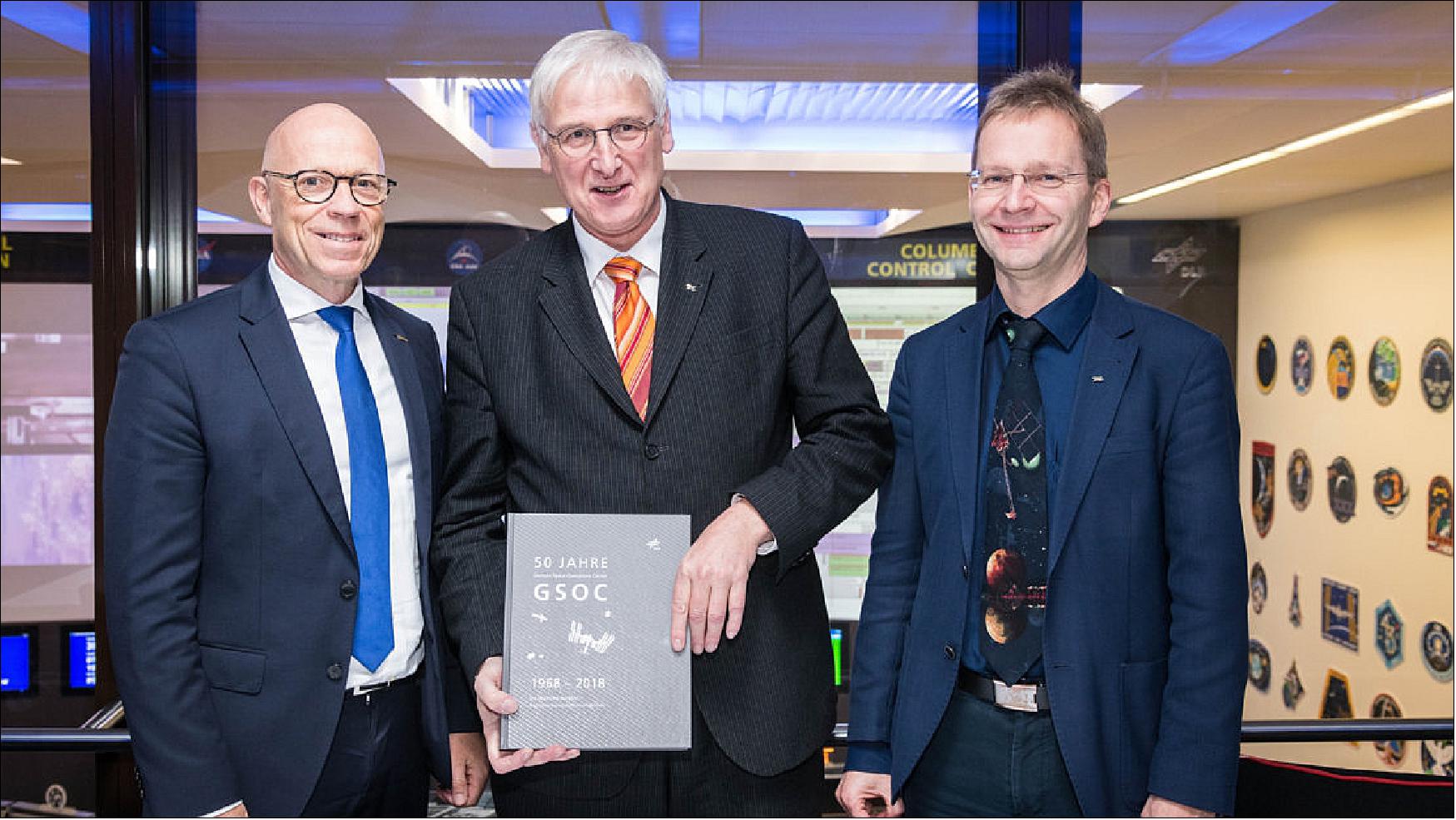 Figure 40: ESA and DLR signed the cooperation agreement. Rolf Densing (left), Hansjörg Dittus and Felix Huber (right), image credit: DLR