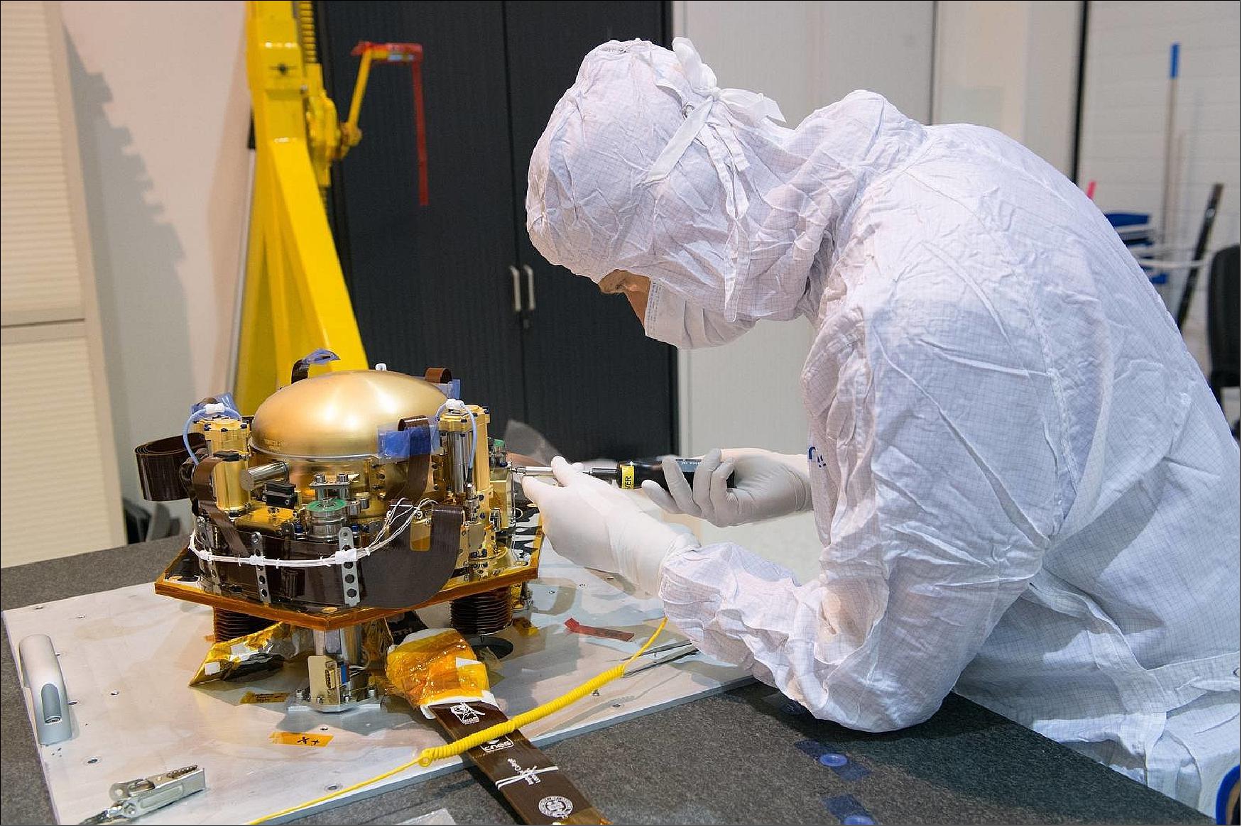 Figure 6: Researchers at Germany's BFO (Black Forest Observatory) are calibrating a replica of the SEIS instrument package on NASA's InSight probe(image credit: KIT)