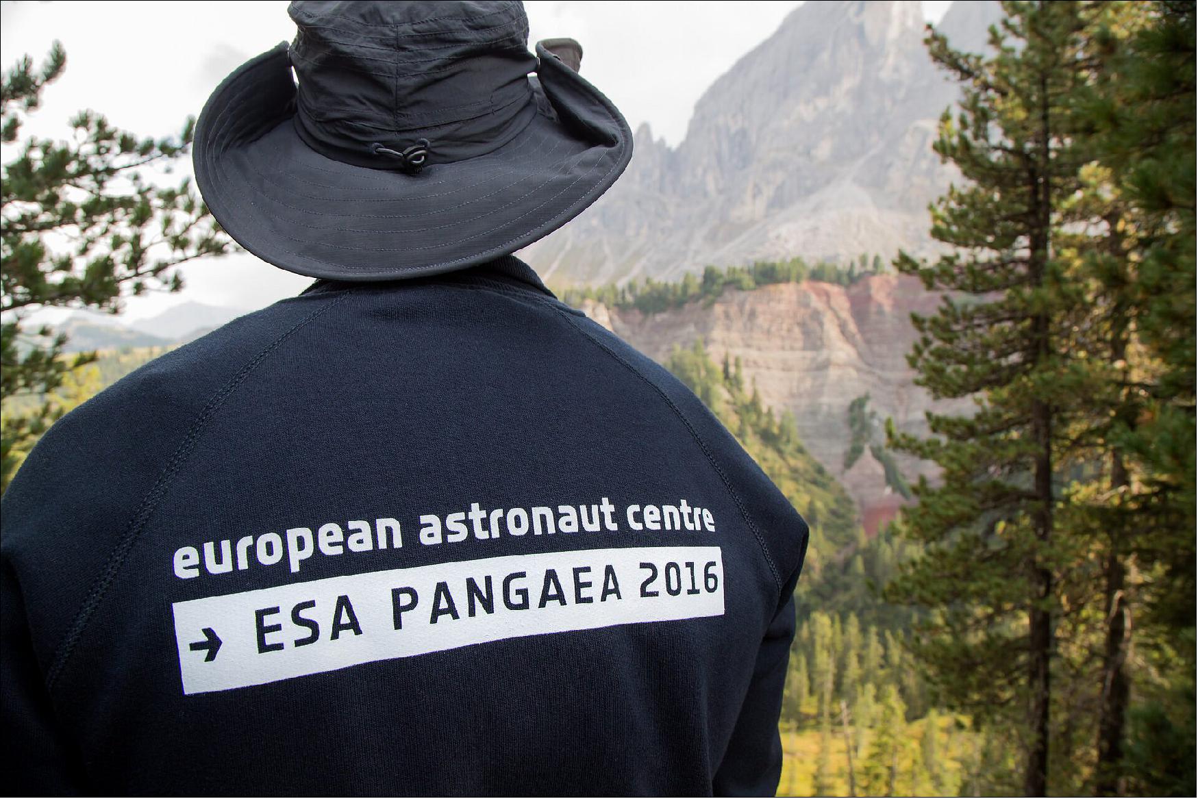 Figure 1: Pangaea instructor. Through Pangaea, Europe is developing operational concepts for surface missions where astronauts and robots work together, among themselves and with scientists and engineers on Earth, using the best field geology and planetary observation techniques (image credit: ESA–M Bernabei)