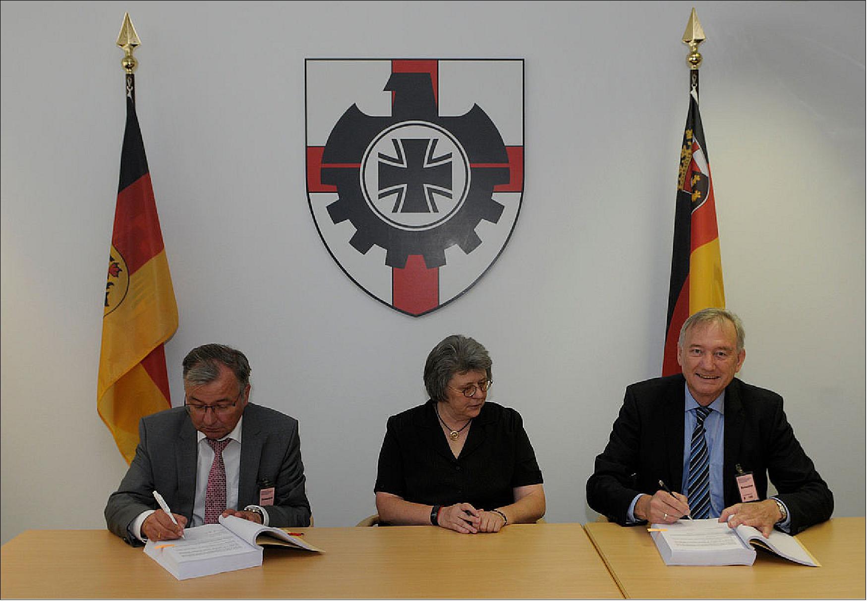 Figure 5: Kurt Melching, Member of the Management Board of OHB System AG, Kornelia Lehnigk-Emden, Deputy Vice President BAAINBw and Dr. Ingo Engeln, Member of the Management Board of OHB System AG at the signing of the contract in Koblenz (image credit: BAAINBw)