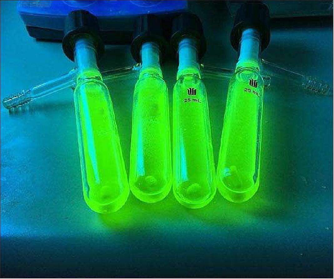 Figure 33: CuPCP gives off an intense green glow not only when current is applied, but also under UV light (image credit: PSI)