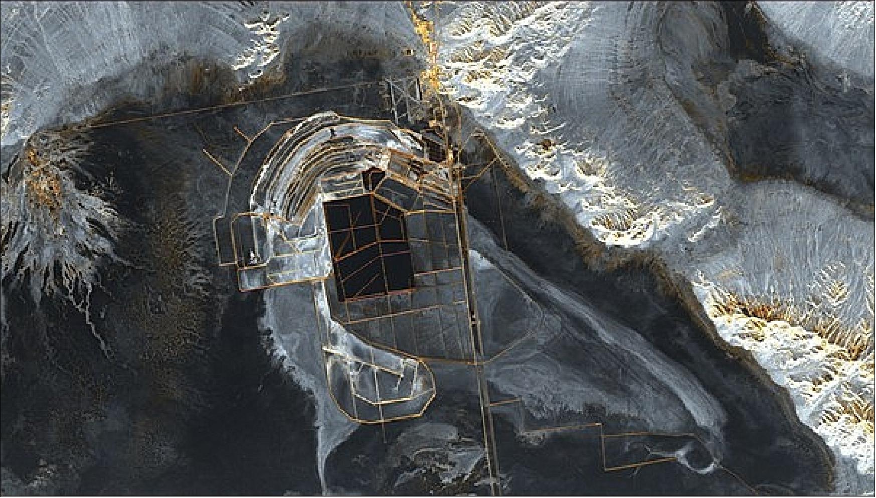 Figure 43: TerraSAR-X image of the Bonneville Salt Flats, located to the west of the Great Salt Lake in Utah, USA (image credit: DLR)